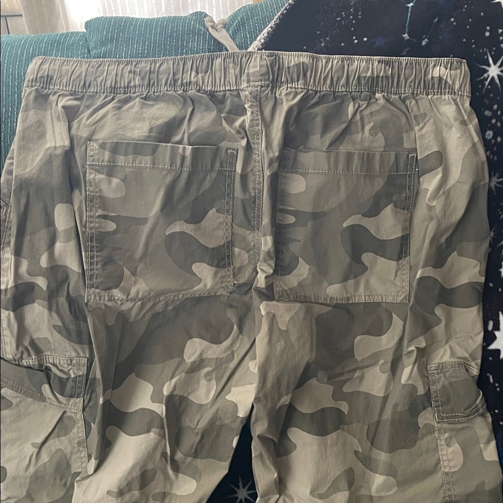 Hollister Women’s baggy camo pants - Picture 6 of 6